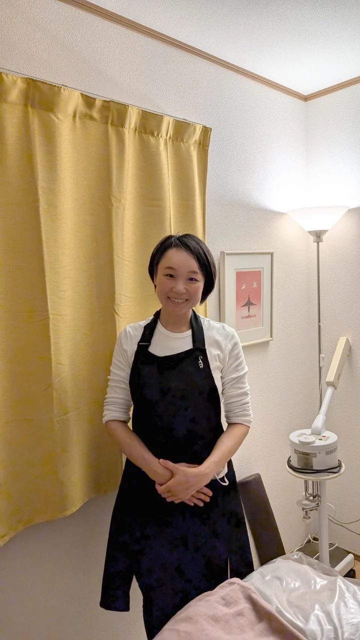 施術室でほほえむ、オーナーセラピストの立川奈緒美